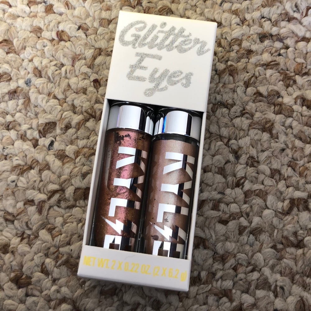 Kylie cosmetics-liquid eyeshadow-glitter eyes